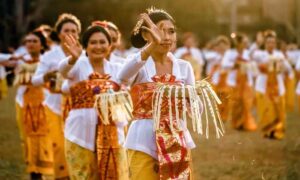 melestarikan budaya adat