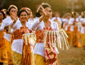 melestarikan budaya adat